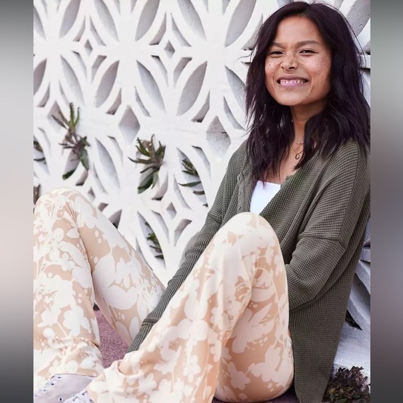 Aerie white and beige floral offline flare leggings - Picture 6 of 8